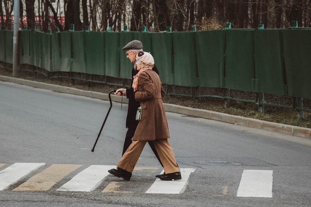 Il diritto alla vecchiaia in tempo di CoViD-19. Fra compassione e ageismo, fra solidarietà ed egoismo